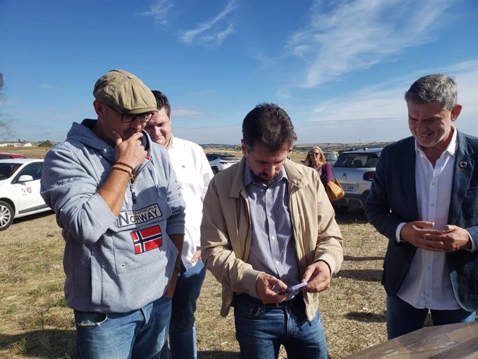 Luis Tudanca (C) durante la visita a los yacimientos segovianos de Bernardos y Armuña.