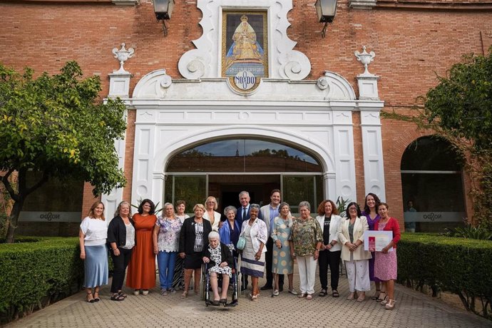 El Ayuntamiento de Sevilla homenajea a diez mujeres en el Día Internacional de las Personas Mayores.