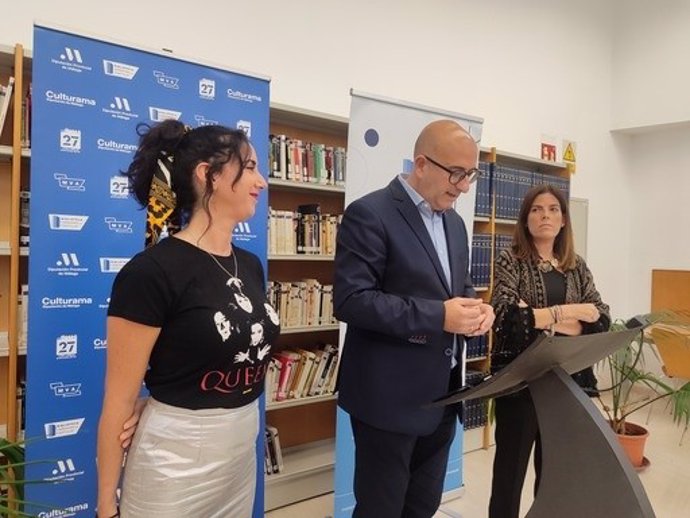 El vicepresidente y diputado provincial de Cultura, Manuel López Mestanza, junto a la diputada de Igualdad, María Dolores Vergara, y la protagonista del encuentro musical, Ana Ramos.