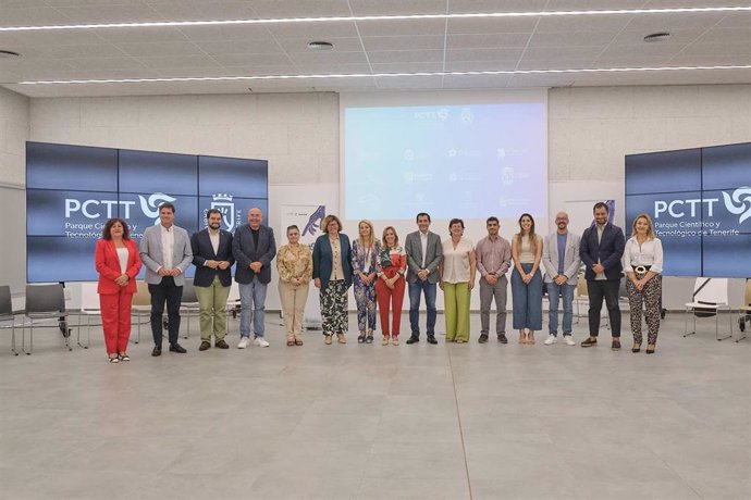 Foto de familia tras la suscripción del convenio