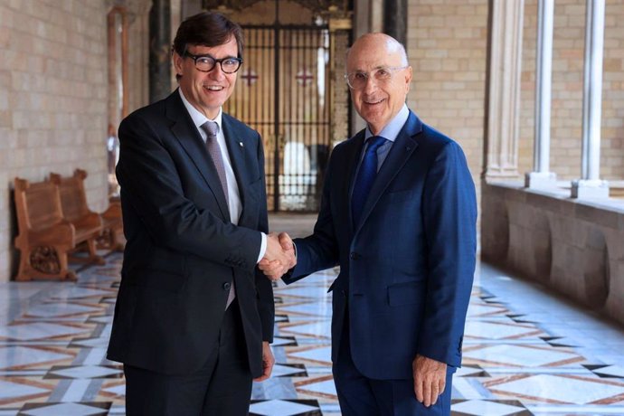 El presidente de la Generalitat, Salvador Illa, y el exlíder de Unió y exportavoz de CiU en el Congreso, Josep Antoni Duran i Lleida, en el Palau de la Generalitat