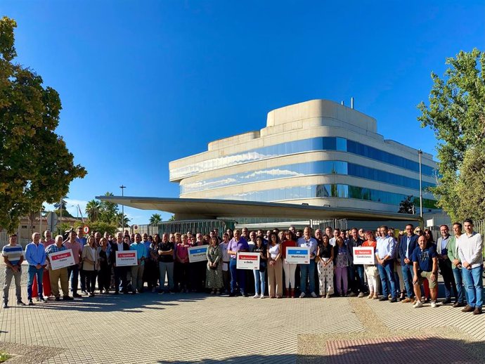 Concentración de alcaldes y representantes locales socialistas ante la Diputación de Granada