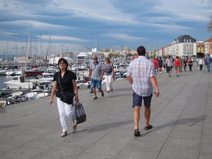 Archivo - Turistas en Santander.- Archivo