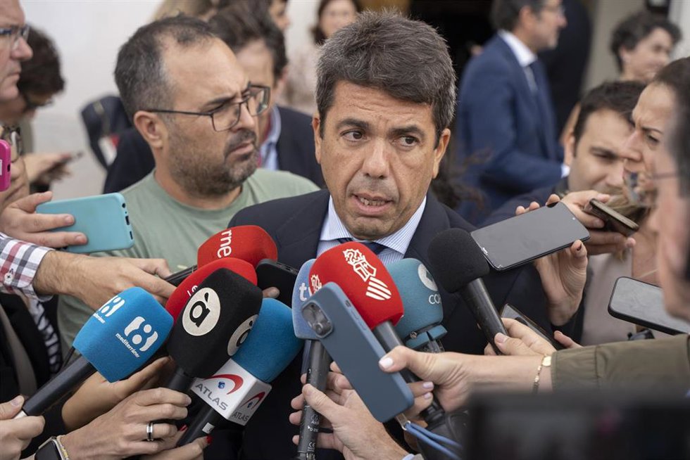 Archivo - El presidente de la Generalitat, Carlos Mazón, ofrece declaraciones a los medios
