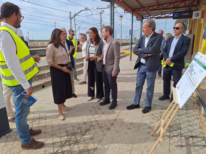 Francisco Toscano visita las obras de mejora de la accesibilidad en la estación ferroviaria de Cantillana.