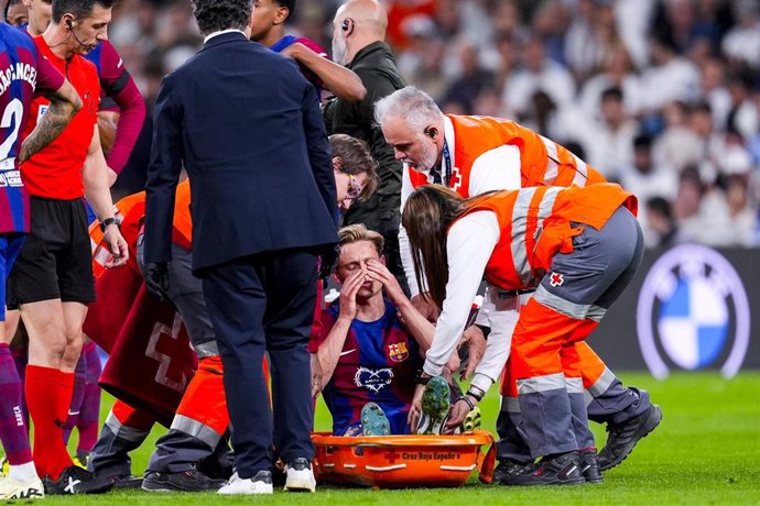 Archivo - Frenkie de Jong en el momento de lesionarse del tobillo en el Santiago Bernabéu