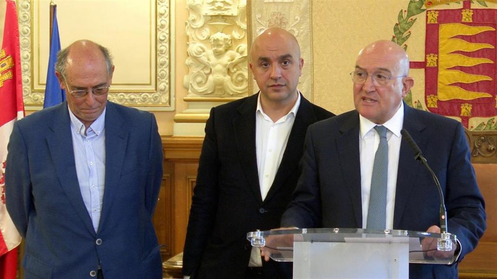 El alcalde de Valladolid, Jesús Julio Carnero, junto a los representantes de la consultora Eficia, en la presentación del informe que considera viable el soterramiento con muros pantalla.