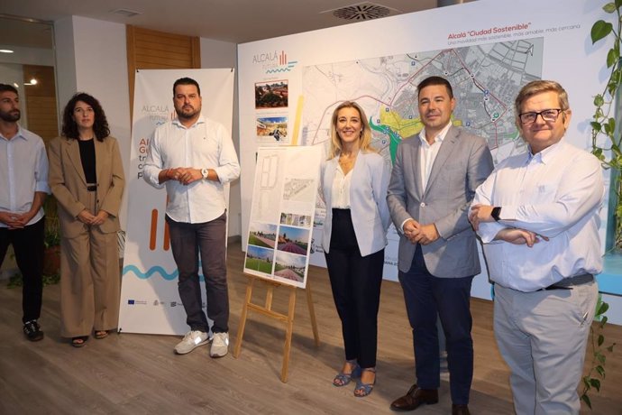 La alcaldesa de la ciudad, Ana Isabel Jiménez, y los delegados municipales de Urbanismo, Jesús Mora y de Deportes, Pedro Gracia, han mantenido una reunión con los técnicos de la empresa redactora del proyecto.