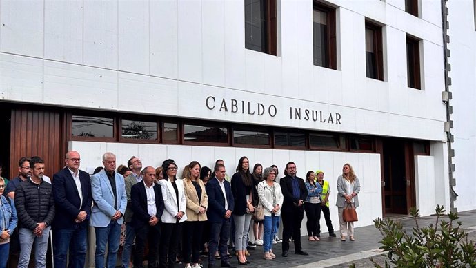 El Hierro ha celebrado hoy martes un minuto de silencio frente a la sede principal del Cabildo en Valverde como muestra de condolencia y solidaridad con las víctimas del fenómeno migratorio en las aguas cercanas a esta isla.