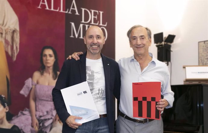 Javier Menéndez, director general del Teatro de la Maestranza, y Manuel Ibáñez, director general de Teknoservice S.L., tras la firma del convenio.