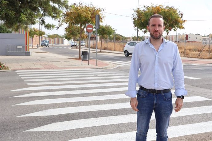 El delegado de Hábitat Urbano, David Delgado que ha estado frente al CEIP Oromana, uno de los espacios de actuación junto al del resto de señalización y pasos de peatones de las calles donde se ubican los CEIPs y los IES de la localidad.