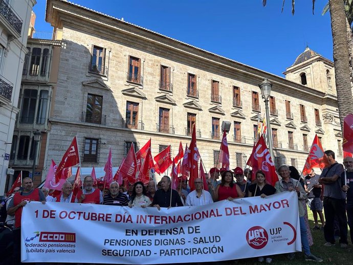 Los sindicatos UGT PV y CCOO PV se han concentrado este martes en València con motivo del Día de las Personas Mayores para reivindicar "dignidad y derechos" para este colectivo