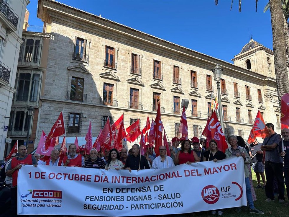 Los sindicatos UGT PV y CCOO PV se han concentrado este martes en Valncia con motivo del Día de las Personas Mayores para reivindicar "dignidad y derechos" para este colectivo