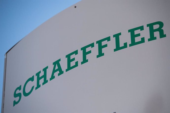 Archivo - FILED - 26 April 2021, Berlin: A general view of the logo of the Automotive industry company "Schaeffler" placed on the entrance of the plant in Luckenwalde. Photo: Christophe Gateau/dpa