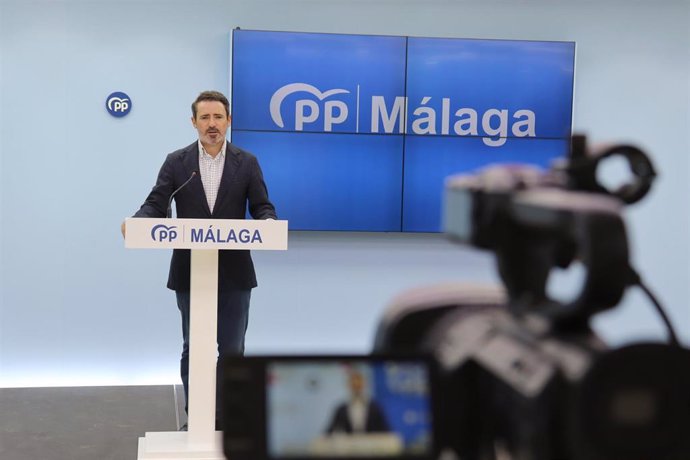 El secretario general del PP de Málaga, José Ramón Carmona, en rueda de prensa.