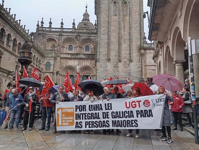 Decenas de jubilados se manifiestan en Santiago por una ley que blinde sus derechos y reclaman "más respeto".