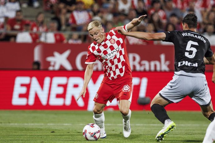 Archivo - Donny van de Beek of Girona FC in action during the Spanish league, La Liga EA Sports, football match played between Girona FC and CA Osasuna at Estadio de Montilivi on August 29, 2024 in Girona, Spain.