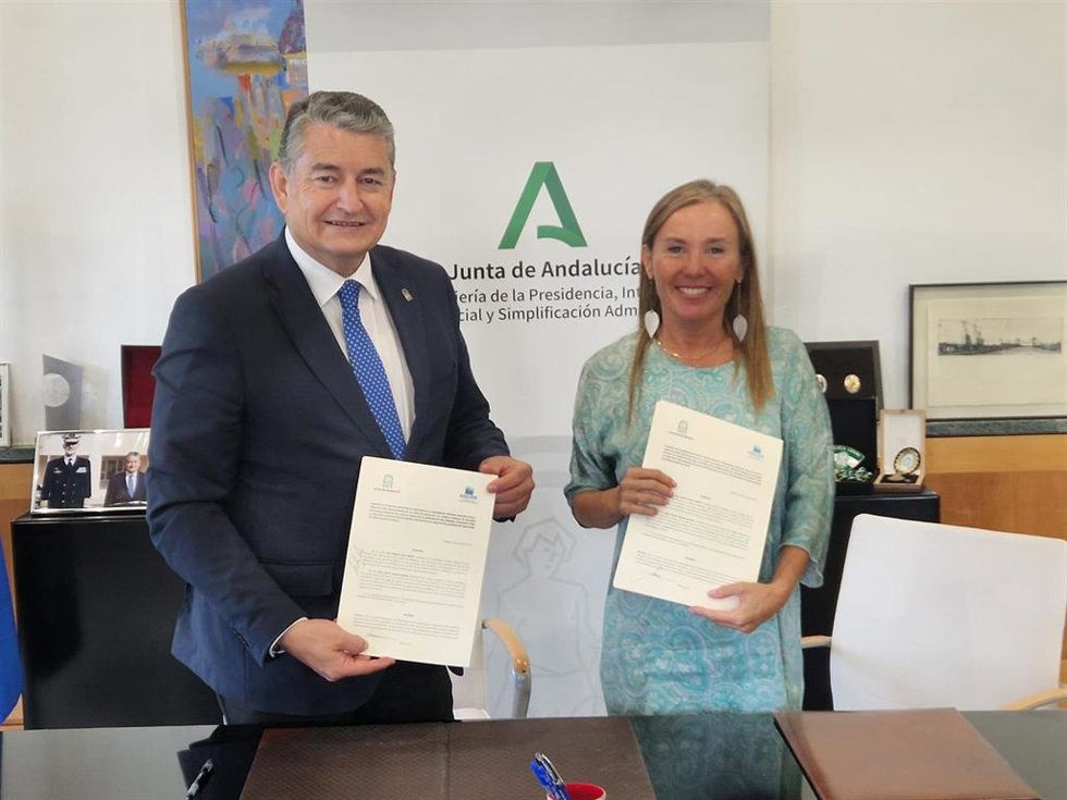 El consejero de la Presidencia, Interior, Diálogo Social y Simplificación Administrativa de la Junta de Andalucía, Antonio Sanz, y la presidenta del Consejo Andaluz de Colegios Oficiales de Arquitectos, Noemí Sanchís, en la firma del convenio en San Tel