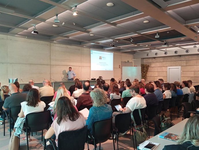 Cincuenta docentes participan en un taller sobre formación profesional dual.