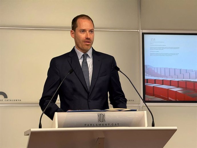 El portavoz del PP en el Parlament, Juan Fernández, en rueda de prensa en el Parlament, a 1 de octubre de 2024