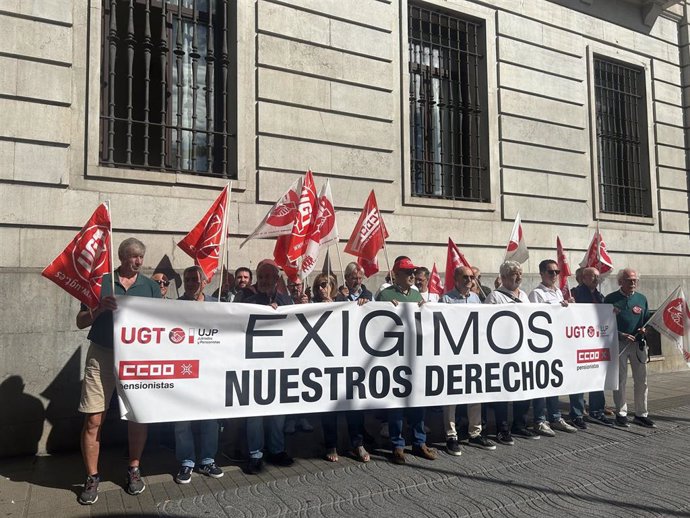 Jubilados y pensionistas se concentran en Santander para exigir sus derechos.