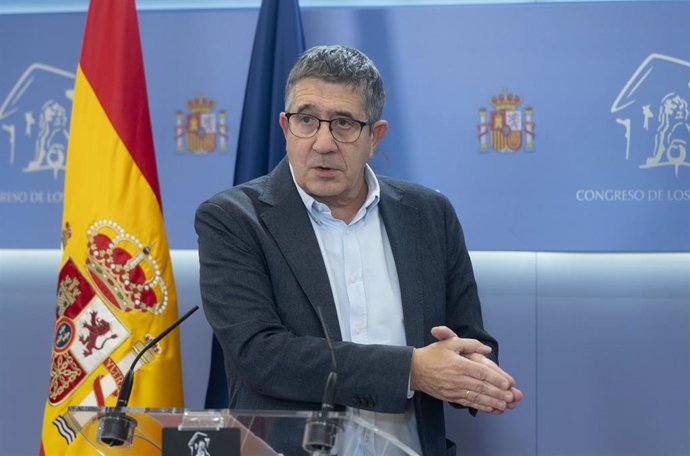 El portavoz del PSOE en el Congreso, Patxi López, interviene durante una rueda de prensa posterior a la Junta de Portavoces, en el Congreso de los Diputados, a 1 de octubre de 2024, en Madrid (España).