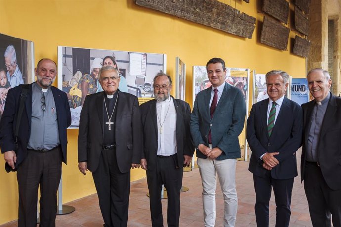 Autoridades civiles y religiosas en la inauguración en la Mezquita-Catedral de Córdoba de la exposición 'El Domund al descubierto'.