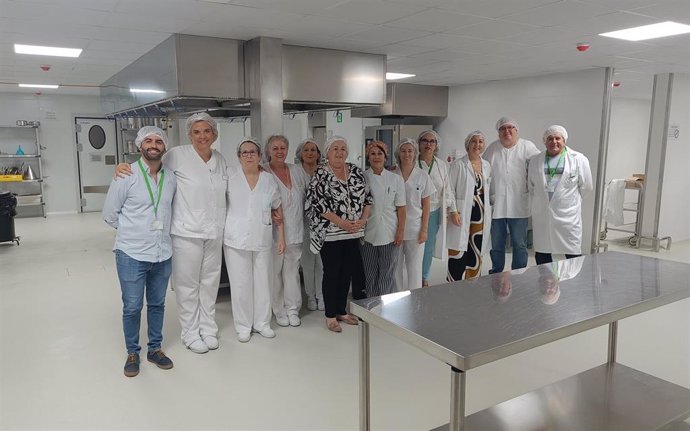 La delegada territorial de Salud y Consumo de la Junta de Andalucía en Huelva, Manuela Caro, en la inauguración del nuevo Servicio de Cocina del Hospital de Riotinto.