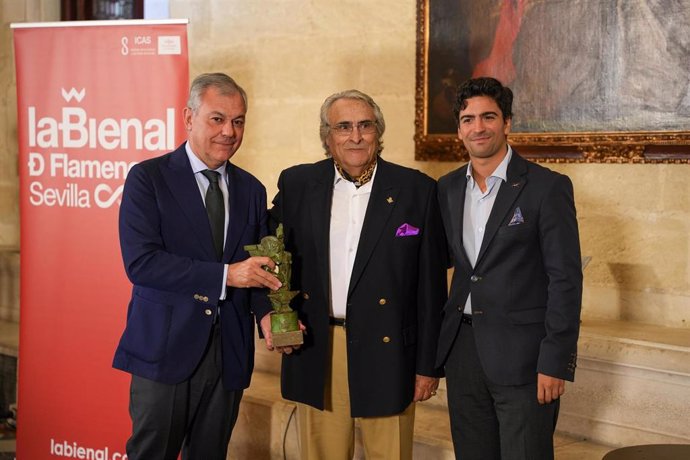 Sanz entrega al cantaor flamenco José de la Tomasa el Giraldillo Internacional 'Ciudad de Sevilla', en presencia del director de la Bienal, Álvaro Ybarra.