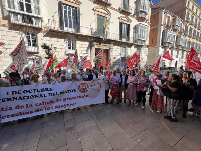 El secretario general del PSOE de Málaga, Daniel Pérez; el coordiandor del gabinete parlamentario, José Luis Ruiz Espejo; y la secretaria de Igualdad provincial, Rosa del Mar Rodríguez, en una concentración sindical con motivo del Día del Mayor.