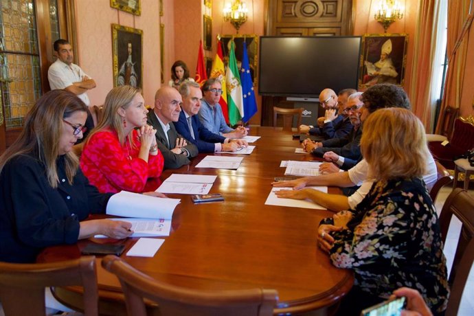 Reunión en relación al presupuesto municipal 2025 con agentes sociales, patronal y los grupos políticos del Ayuntamiento de Sevilla.