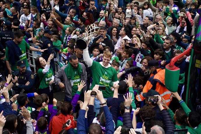 Archivo - Los jugadores del Unicaja celebran con los aficionados la conquista de la Liga de Campeones FIBA 23-24