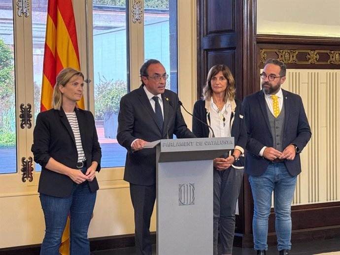 El presidente del Parlament, Josep Rull, junto a los miembros de la Mesa del Parlament de ERC y Junts