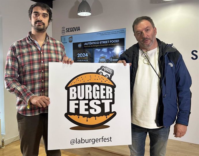 El concejal de Festejos, Gabriel Cobos (izda), con el promotor del BurgerFest, Ángel Rojo.