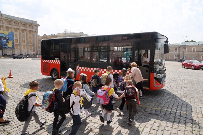 Archivo - September 4, 2023, Kharkiv, Ukraine: KHARKIV, UKRAINE - SEPTEMBER 4, 2023 - Pupils board a bus after lessons held in classrooms set up at a metro station for safety reasons, Kharkiv, northeastern Ukraine. On Monday, September 4, more than 1,000 