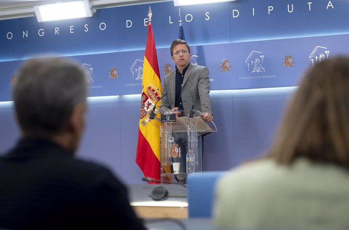 El diputado de Sumar Iñigo Errejón interviene durante una rueda de prensa posterior a la Junta de Portavoces, en el Congreso de los Diputados, a 1 de octubre de 2024, en Madrid (España).