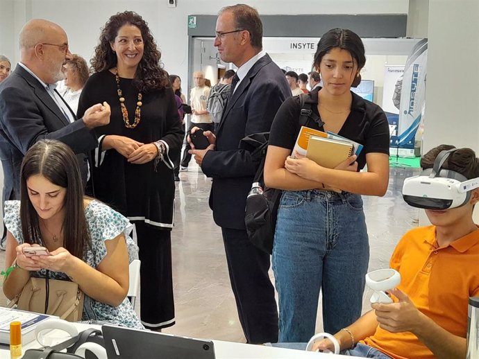 Estudiantes usan las gafas de realidad virtual del SAE en la Feria de Empleo de la UJA.