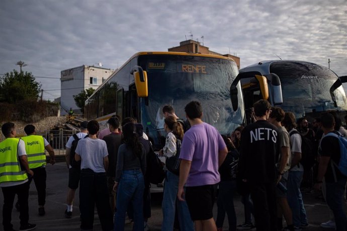 Autobuses del plan alternativo por el corte de trenes en Tarragona, en Sant Vicenç de Calders (Tarragona) a 1 de octubre de 2024