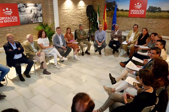 Encuentro del presidente de la Diputación de Badajoz con ls DO y las IGP de la provincia