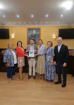 La delegada de Igualdad, Cooperación al Desarrollo, Consumo y Participación Ciudadana de la Diputación de Córdoba, Auxiliadora Moreno (tercera por la dcha.), en la entraga de la placa al Ayuntamietno de Córdoba.