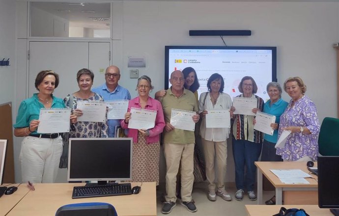 Tomares (Sevilla) entrega a 24 mayores su diploma tras finalizar la tercera edición del curso sobre nuevas tecnologías.