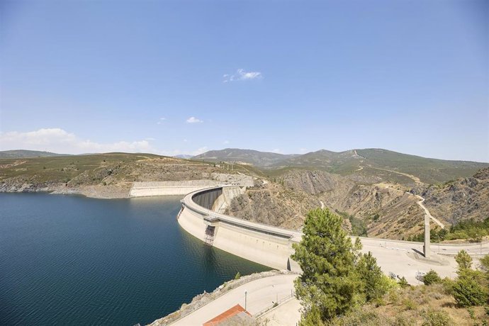 Archivo - Vista del embalse del Atazar en el Berrueco, a 11 de agosto de 2022, en El Berrueco, Madrid (España). 