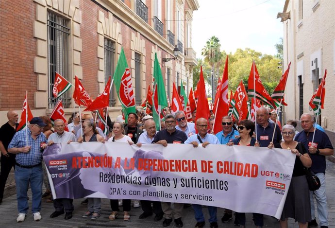 UGT y CCOO se han manifestado este martes en las ocho provincias andaluzas pidiendo "una atención digna a los mayores".