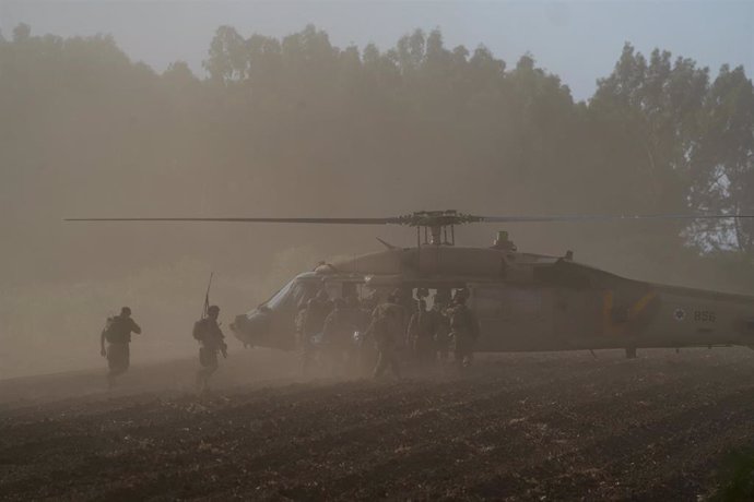 Militares israelíes en un helicóptero de las Fuerzas de Defensa de Israel 