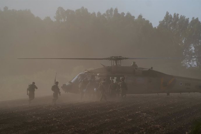 ISRAEL-LEBANON-BORDER, Sept. 19, 2024  -- Injured Israeli soldiers are transfered to a helicopter near the Israeli northern border with Lebanon, on Sept. 19, 2024. Two Israeli soldiers were killed on Thursday in cross-border drone and missile attacks carr