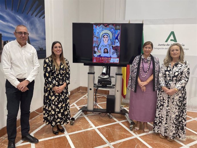 La delegada de Cultura de la Junta, Gemma del Corral, ha presentado la exposición junto a la presidenta de la ELA de Bobadilla Estación, Diana Ramos Jaquet, y representantes de la Hermandad de Ntra. Sra. De los Dolores, así como el comisario de la muestra