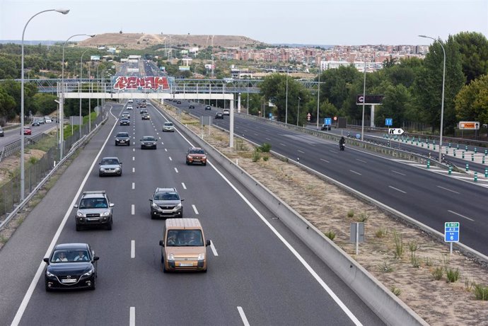 Archivo - Varios coches circulan en la autovía A-3, a 15 de agosto de 2023, en Madrid (España). 