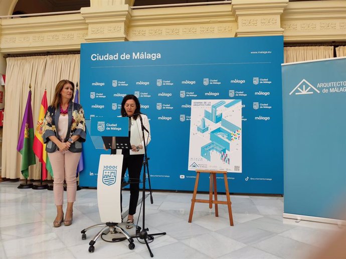 La decana del COA Málaga, Susana Gómez de Lara, junto a la concejala de Urbanismo, Carmen Casero, ha presentado este martes en el Ayuntamiento de Málaga la programación de este año de la Semana de la Arquitectura.