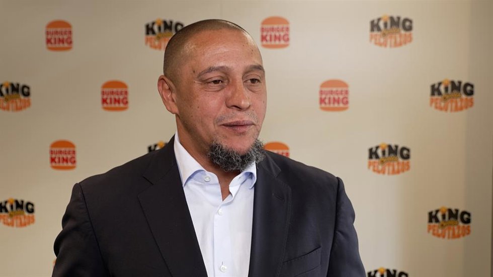 Los aficionados atrapan los pelotazos de Roberto Carlos