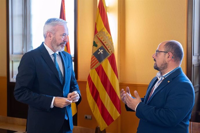 El presidente del Gobierno de Aragón, Jorge Azcón, y el diputado del PAR, Alberto Izquierdo.